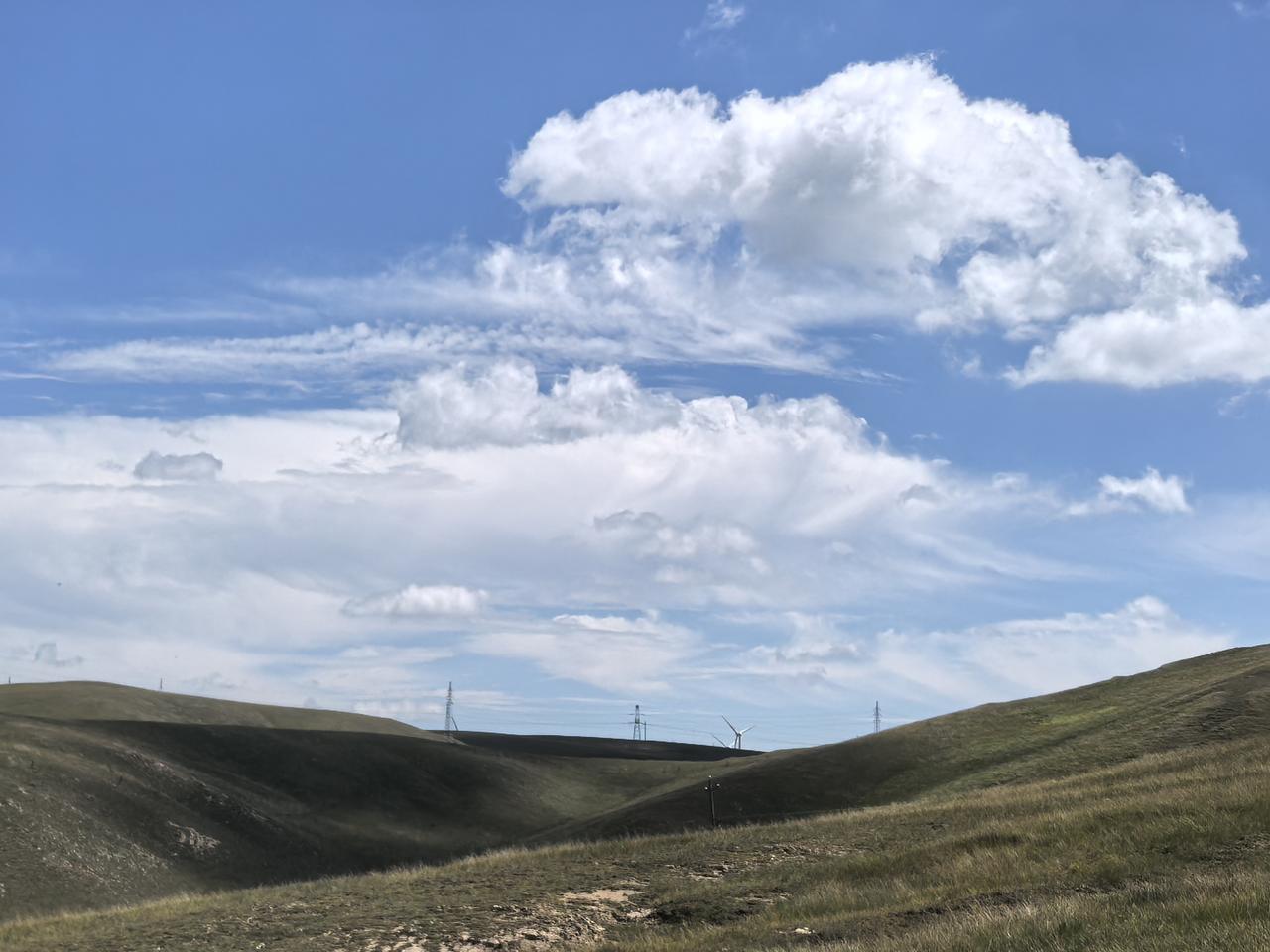 很多人说西藏泥石流这种灾害是无法避免的，因为是雪山上面的冰川融化溃坝，冲到河道，