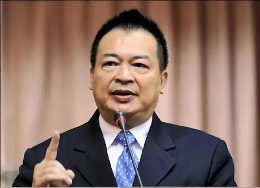 装睡三十年的国民党，被自己人一巴掌扇醒了。7月27日，国民党中评会，韦伯韬，扔