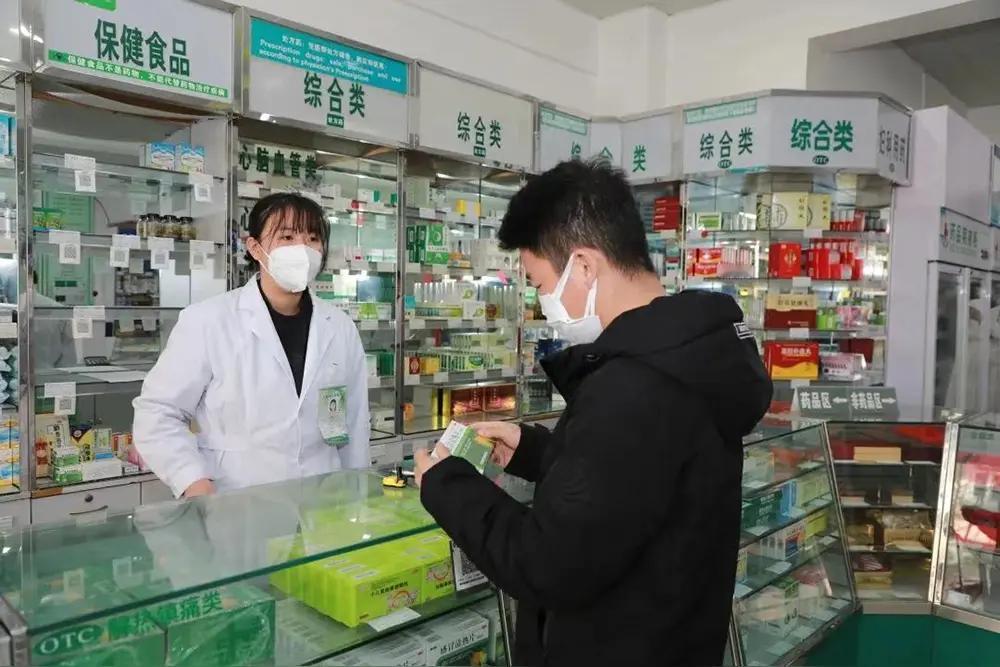 破防！43岁白发大哥抵押金链凑86元药费店主硬核赠百元暖哭全网山西运城一