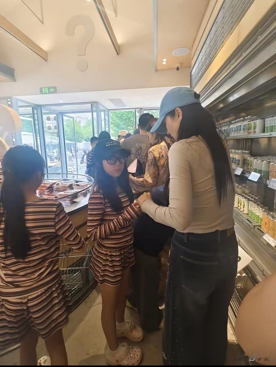 9月26日，董璇与小酒窝在阿那亚被偶遇。侧面看董璇身材纤瘦如纸片，小腹平坦，状态