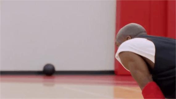 乔丹和科比对队内训练的态度太像了，乔丹是怒揍科尔，科比是怒肘武贾维奇。科尔：“