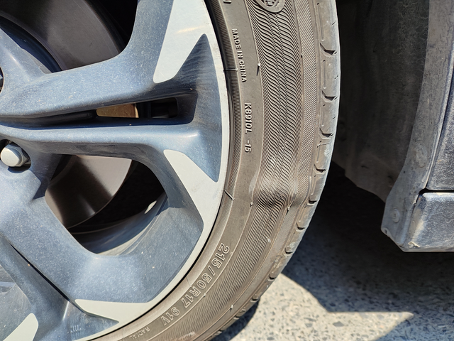 前轮胎鼓包车胎压到石头，鼓包了，还能跑高速吗？必须要换吗？