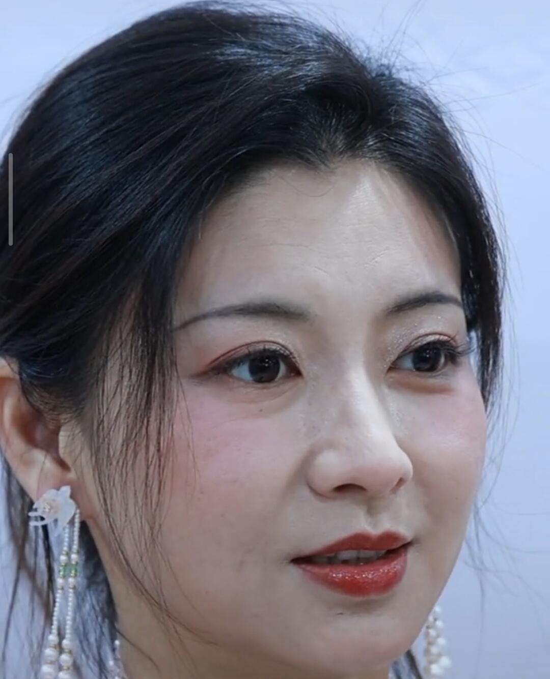 《甄嬛传》里的她颜值是最耐看的一位，但是这部剧之后很多女演员都更红了，反倒是斓曦