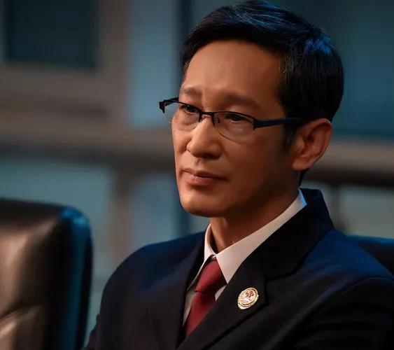 《以法之名》中最聪明的当属许言午。他面对复杂案情与黑恶势力，沉稳隐忍，暗中收集证