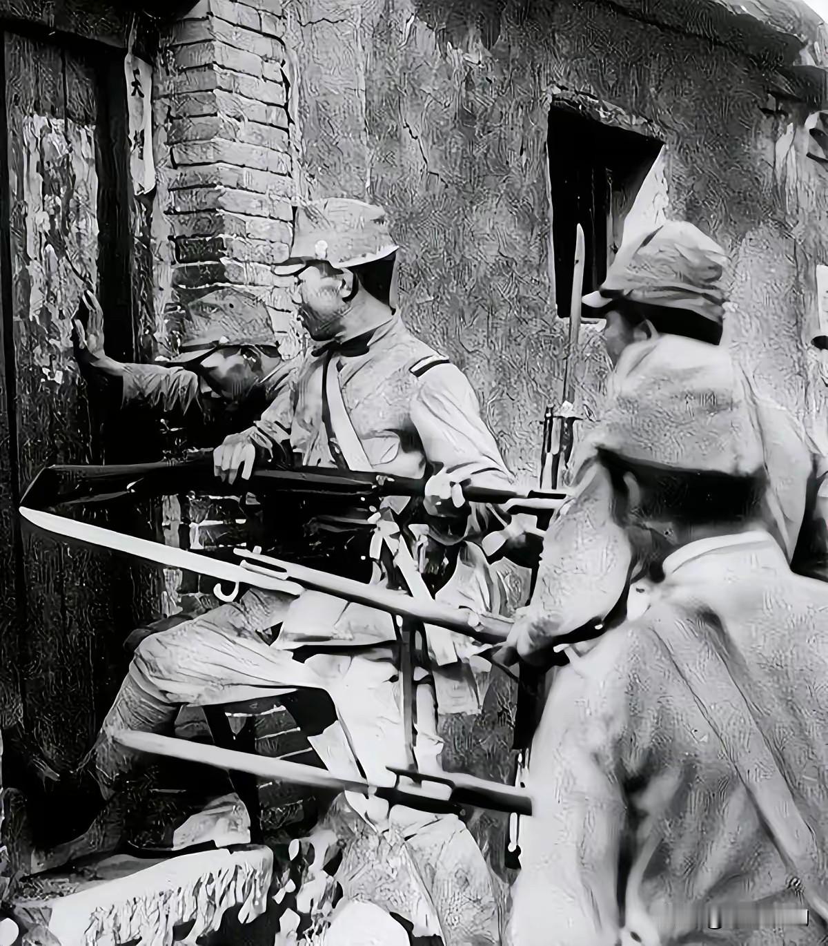 1940年，日军进村后，开始三五成群地闯入中国老百姓家里扫荡。这群鬼子端着