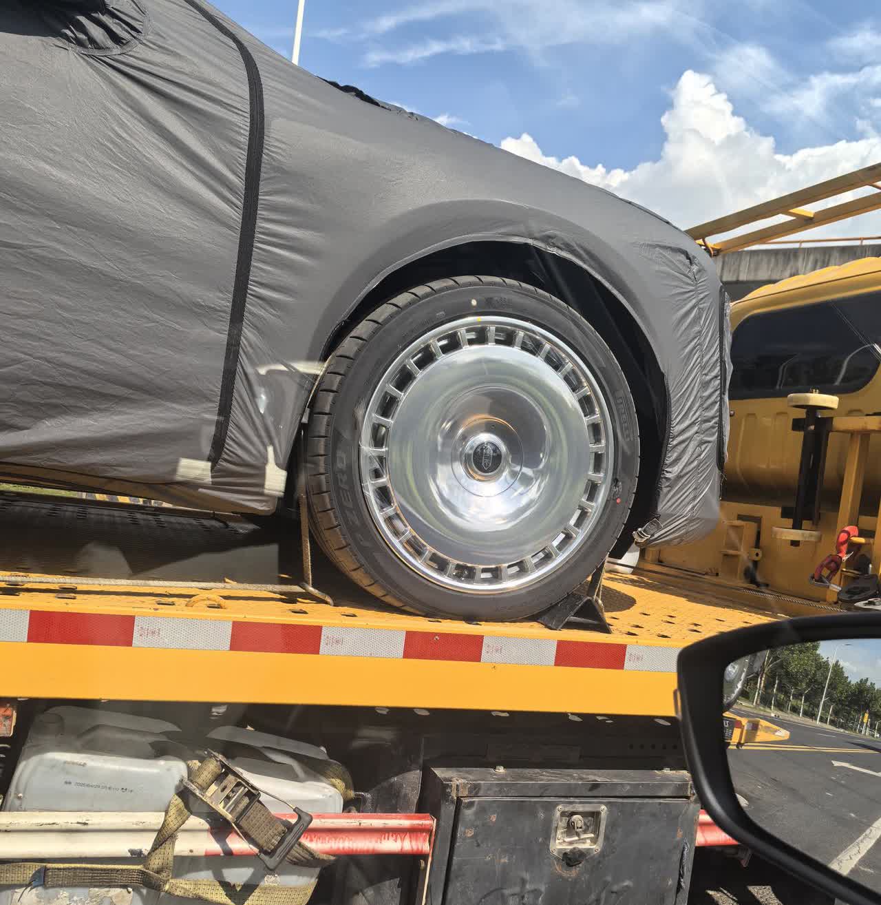 路上偶遇华为高端SUV测试车，又是一个买不起的货[捂脸哭][捂脸哭]