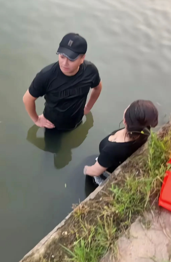 大哥将这个女子救回岸边之后，女子站在那里不愿意走，大哥也不敢走，万一女子又走向深