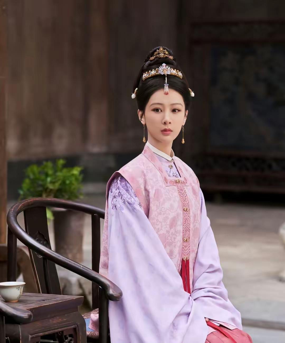 央视收视率的确难抗，杨紫因《家业》收视女王地位恐怕不保？当初《八千里路云和月