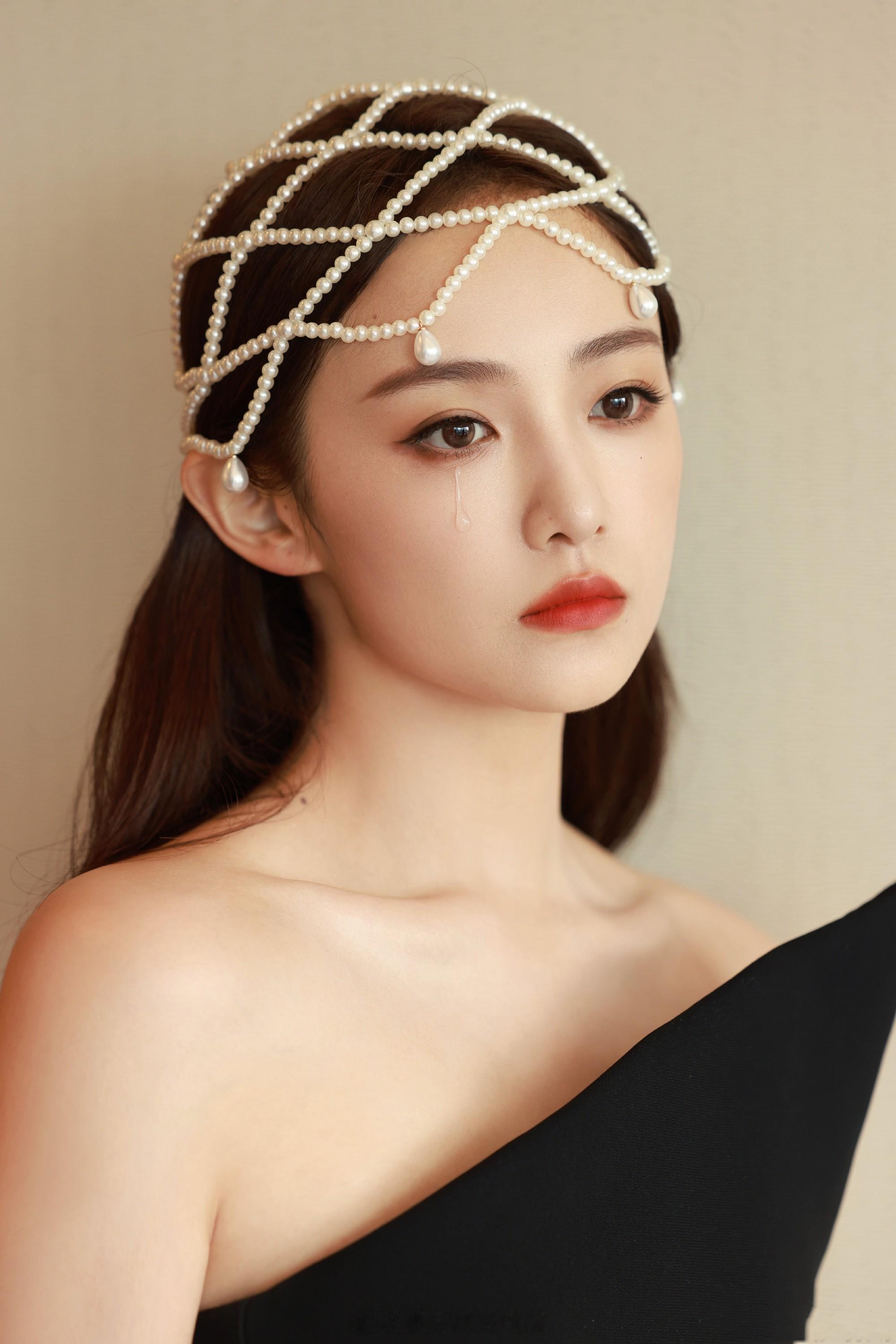 吴佳怡一袭黑色长裙翩然华美