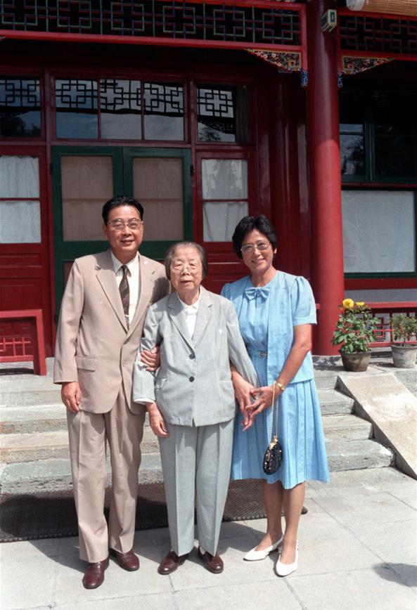 39年，李鹏和邓颖超罕见合影，那年他11岁，称呼邓颖超邓妈妈1939年的重庆