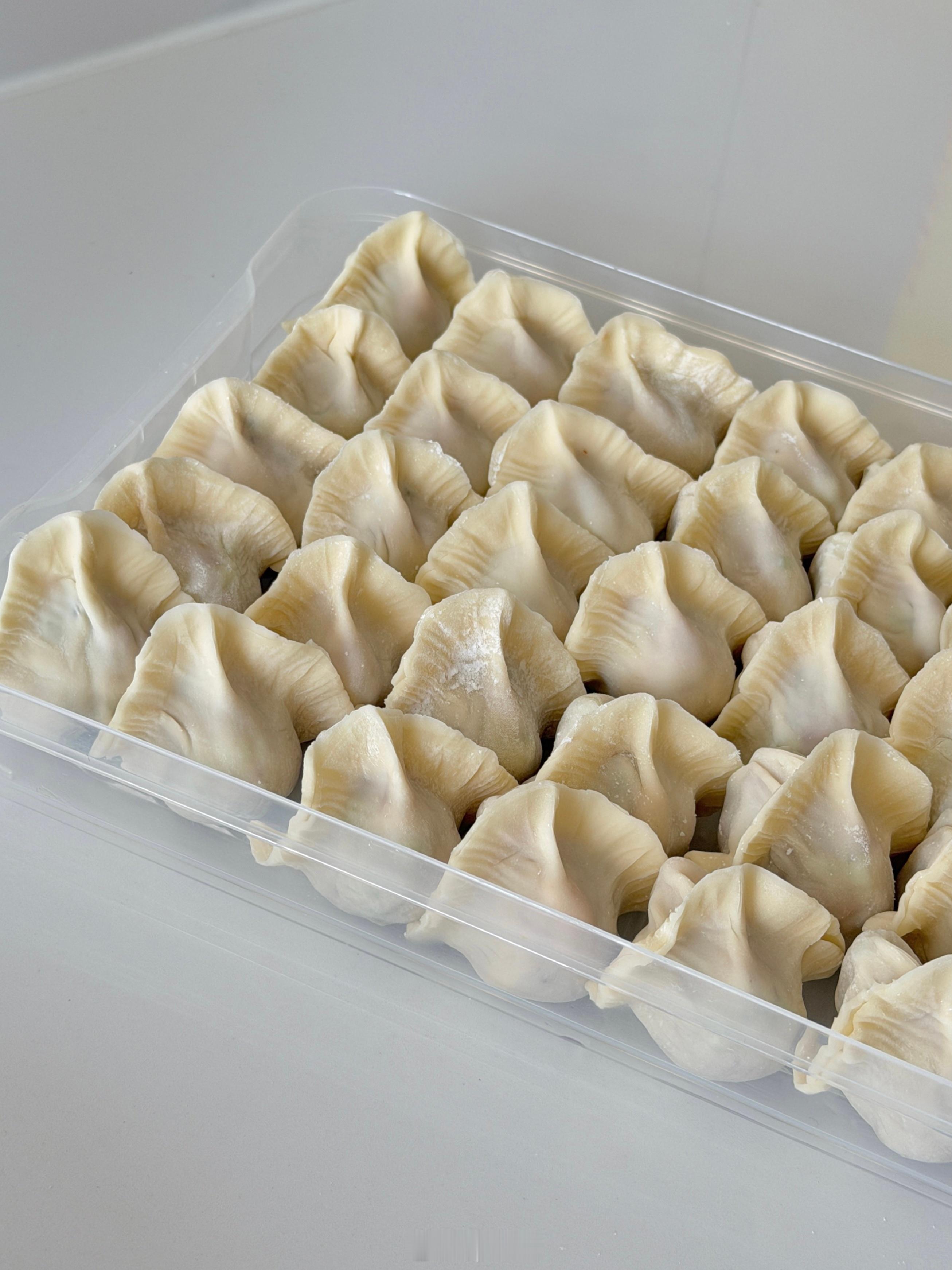 出远门，一大早起床包好了芹菜馅儿大饺子！这盘二十分钟包好包饺子这方面！专业的哈～