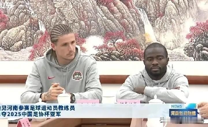 难得阿奇姆彭还有这么安静的一面，犹如一位正在上课的小学生正在聆听老师的教诲！近