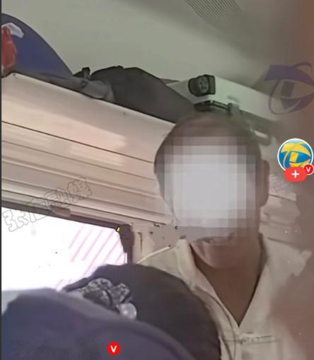 列车上一位老人买的是无座票，上车后看见座位上坐着一个小孩子，就主动上前，让小朋友