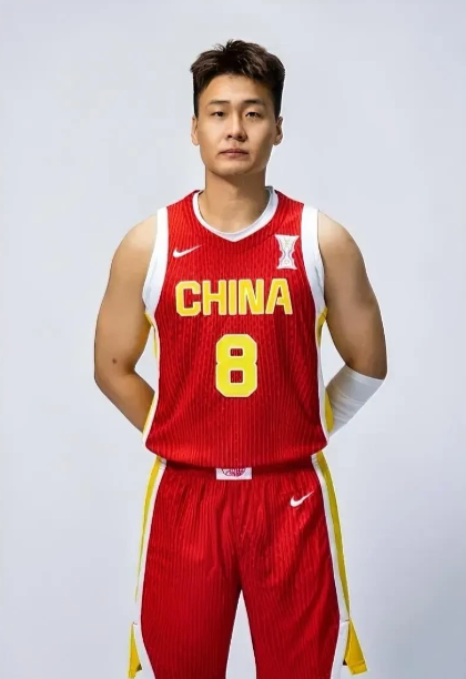 中国男篮的问题根本不是球员伤病多也不是没有绝对核心，而是他们实在关注度太高