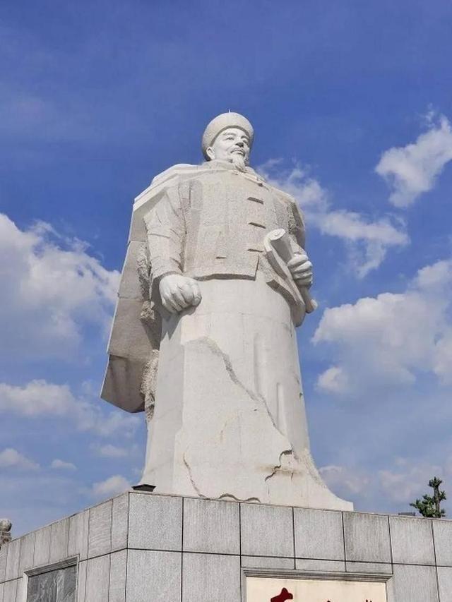 1877年5月，侵占新疆十三年的"中亚屠夫"阿古柏，在库尔勒服毒身亡。死了就完了