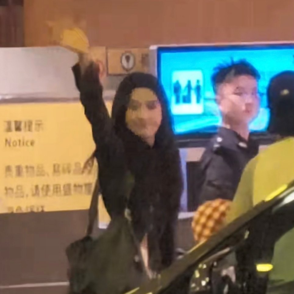 卢昱晓就这样疯狂招手招了一路，她人真好​​​