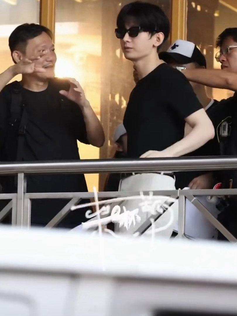 成毅狩谎紧身衣身材成毅狩谎紧身衣造型路透成毅在电视剧《狩谎》这是要迷亖谁啊！！