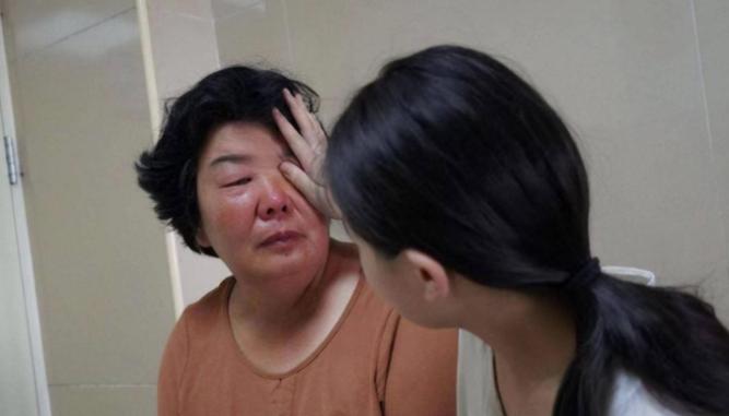 68岁的女儿跪在98岁母亲病床前，哭喊着：“您老人家要是再不死，我就要被折磨死了