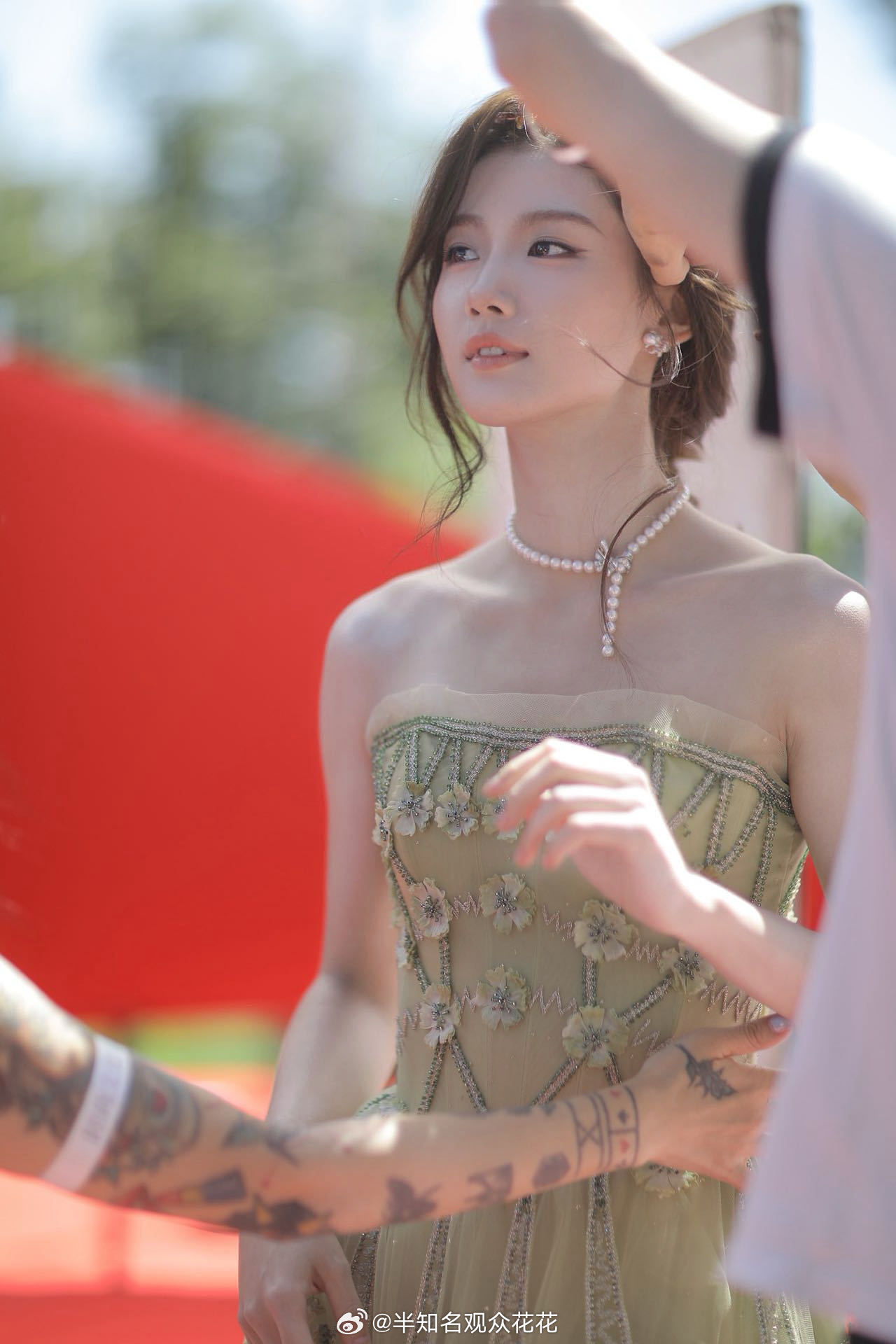 绿野仙踪卢昱晓淡绿花朵长裙​​​