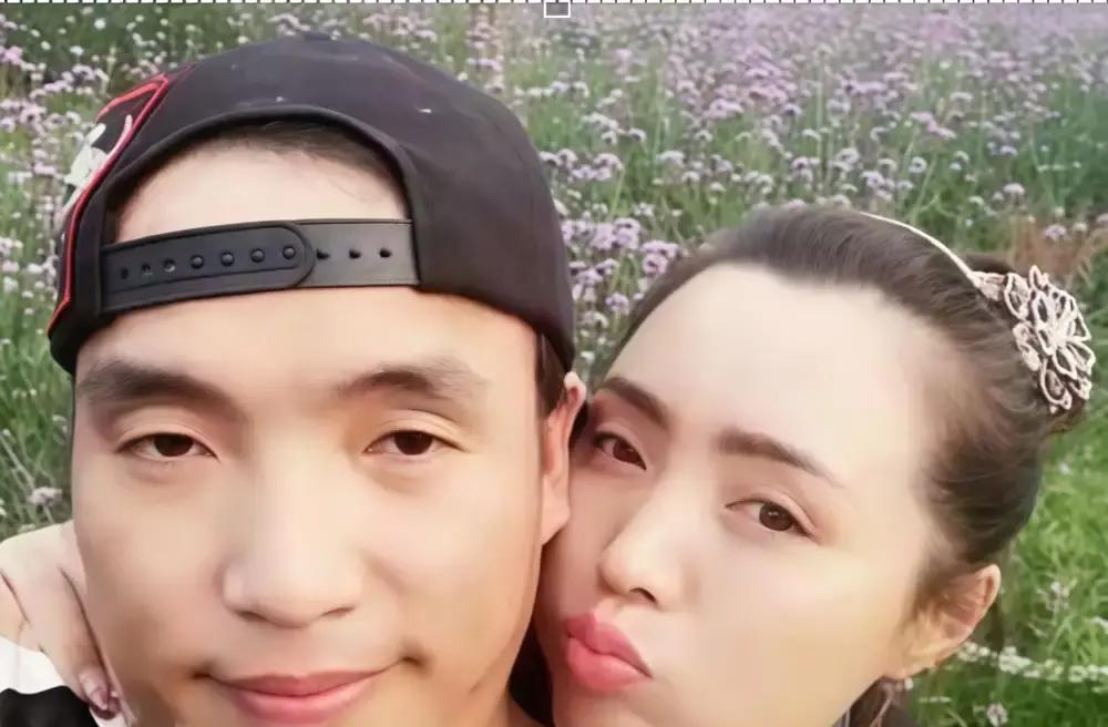 每月房贷八千，剧场关了门，赵本山徒弟在直播间里靠跳舞讨打赏。他把手机架在出租屋