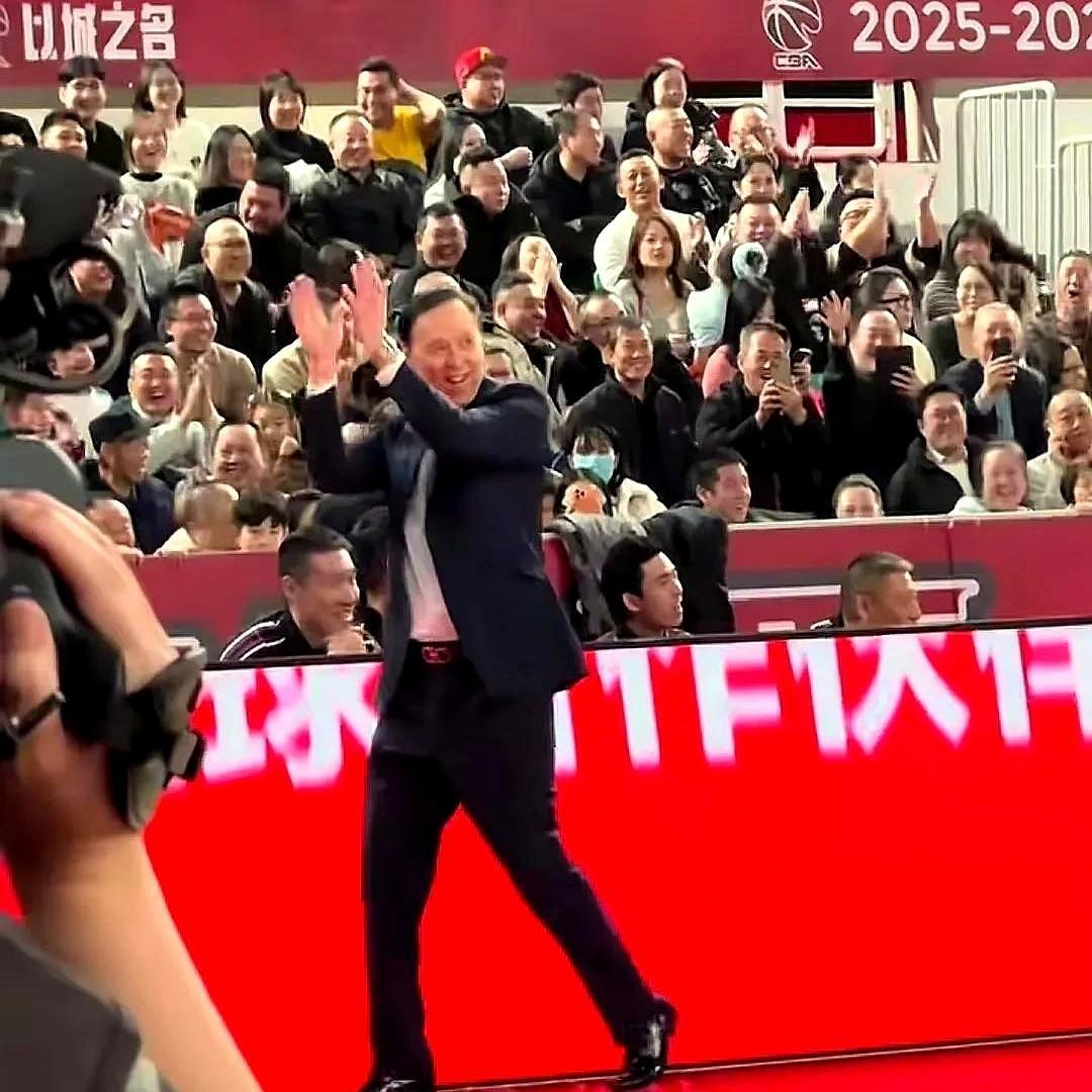 你说逗不逗，裁判刚给了天津队主教练张德贵一个T（技术犯规），结果山西队的主场，全