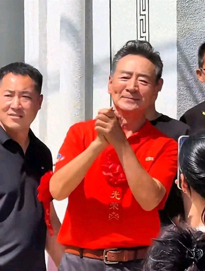 72岁的寇振海最近带着全家回河北衡水武强老家祭祖报喜，直接把村里的氛围拉到最满。
