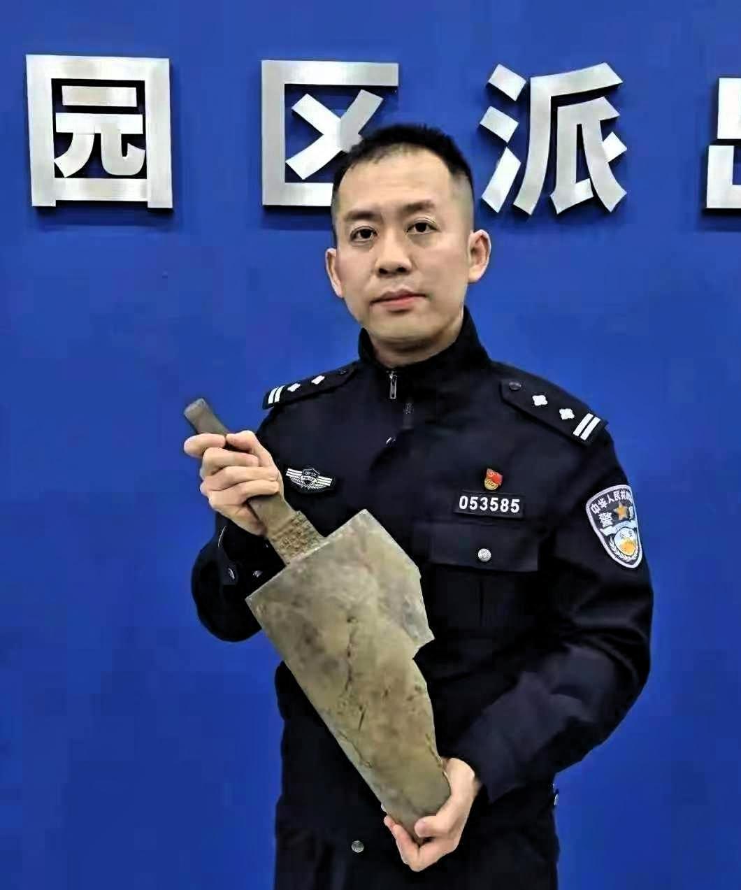 重大发现！一对收废品的老夫妻在河边捡废品，翻出一块沉甸甸长满绿锈的铁疙瘩，上面刻