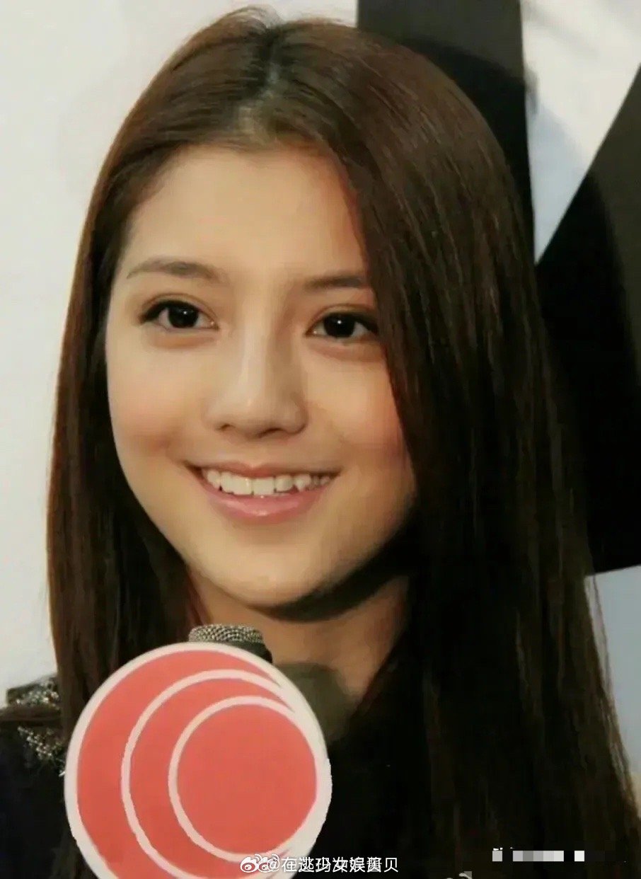 吴千语年轻时候的她是真甜美可爱，现在胶原蛋白流失后有点男相了。
