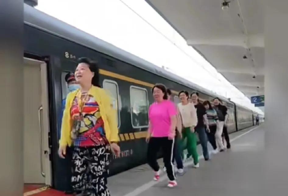 还有半年就正式退休了，工作上的事几乎都交接完了，我每天做的最多的就是琢磨培养一些