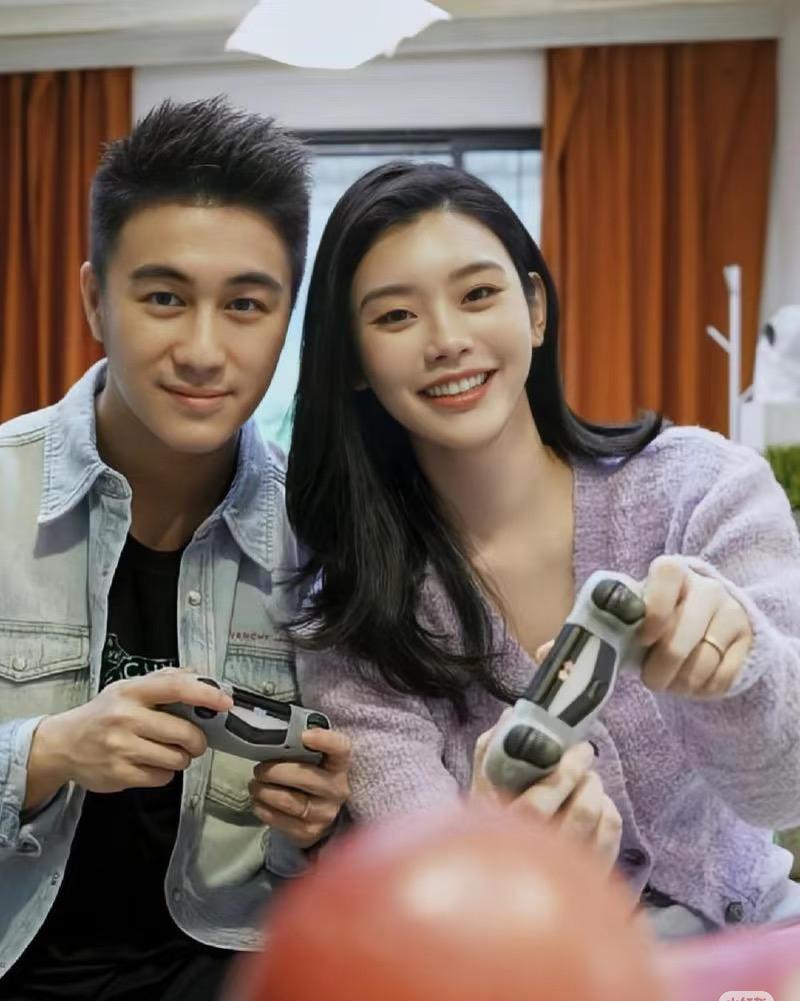 何猷君奚梦瑶带小少爷出席活动5岁的何广燊身高已经超过爸爸妈妈腰部，遗传优势明显