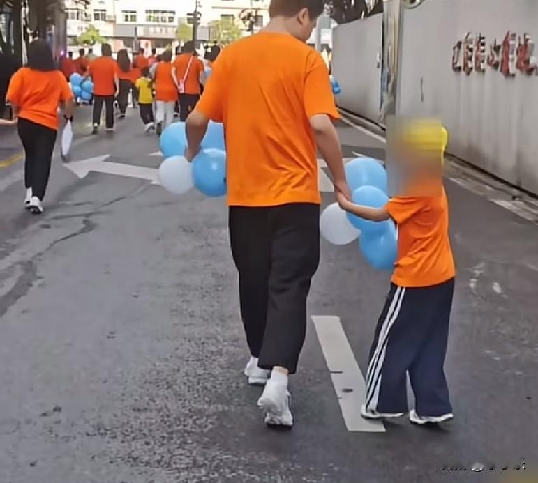近日，陕西商洛一36岁父亲陪着大儿子参加幼儿园举办的“亲子迷你马拉松”，跑步途中