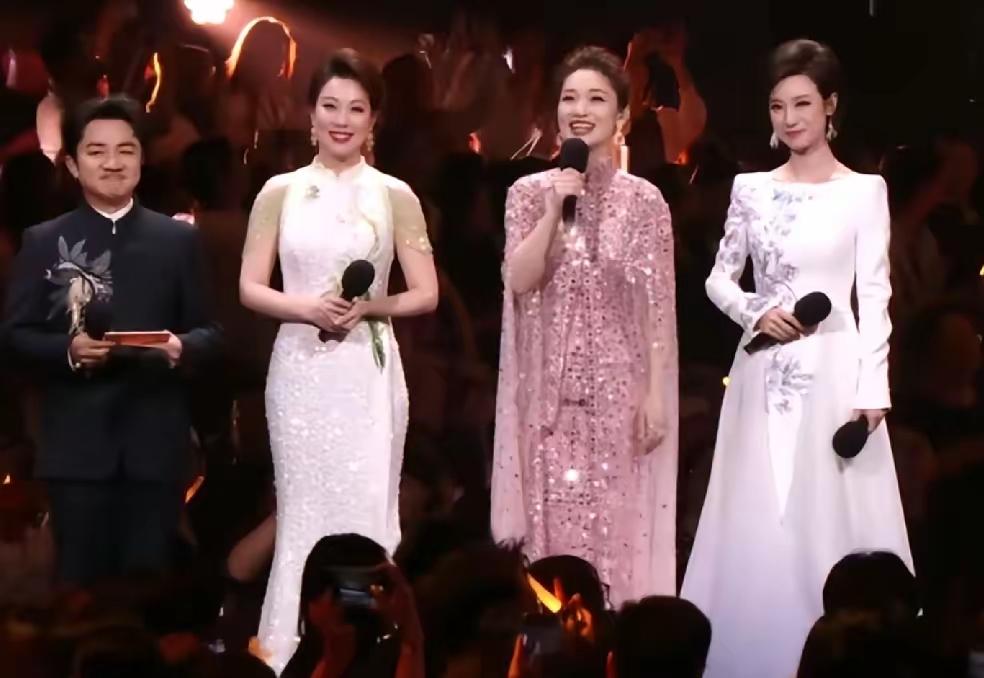 百花奖闭幕式的帷幕虽已落下，关于主持人阵容的争议却愈演愈烈。这届晚会最大的槽点，