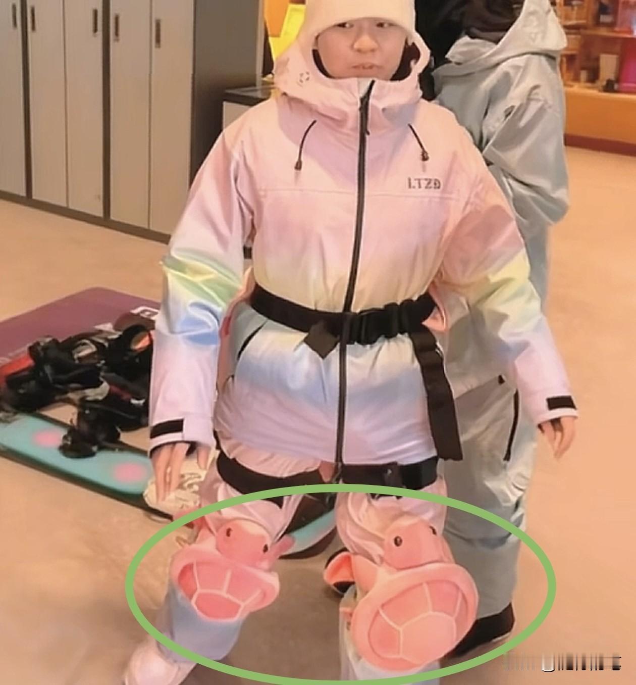 全红婵去新疆滑雪了，没想到的是她对乌龟玩偶真的是情有独钟，别人的戴的防护都是比较