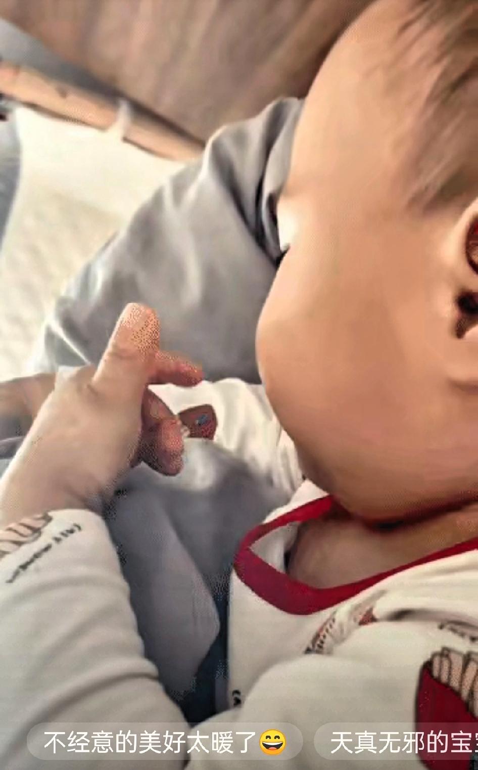 近日，福建发生了一件让人开怀大笑的事。一个小宝宝正躺在床上，妈妈发现他正在拈衣服