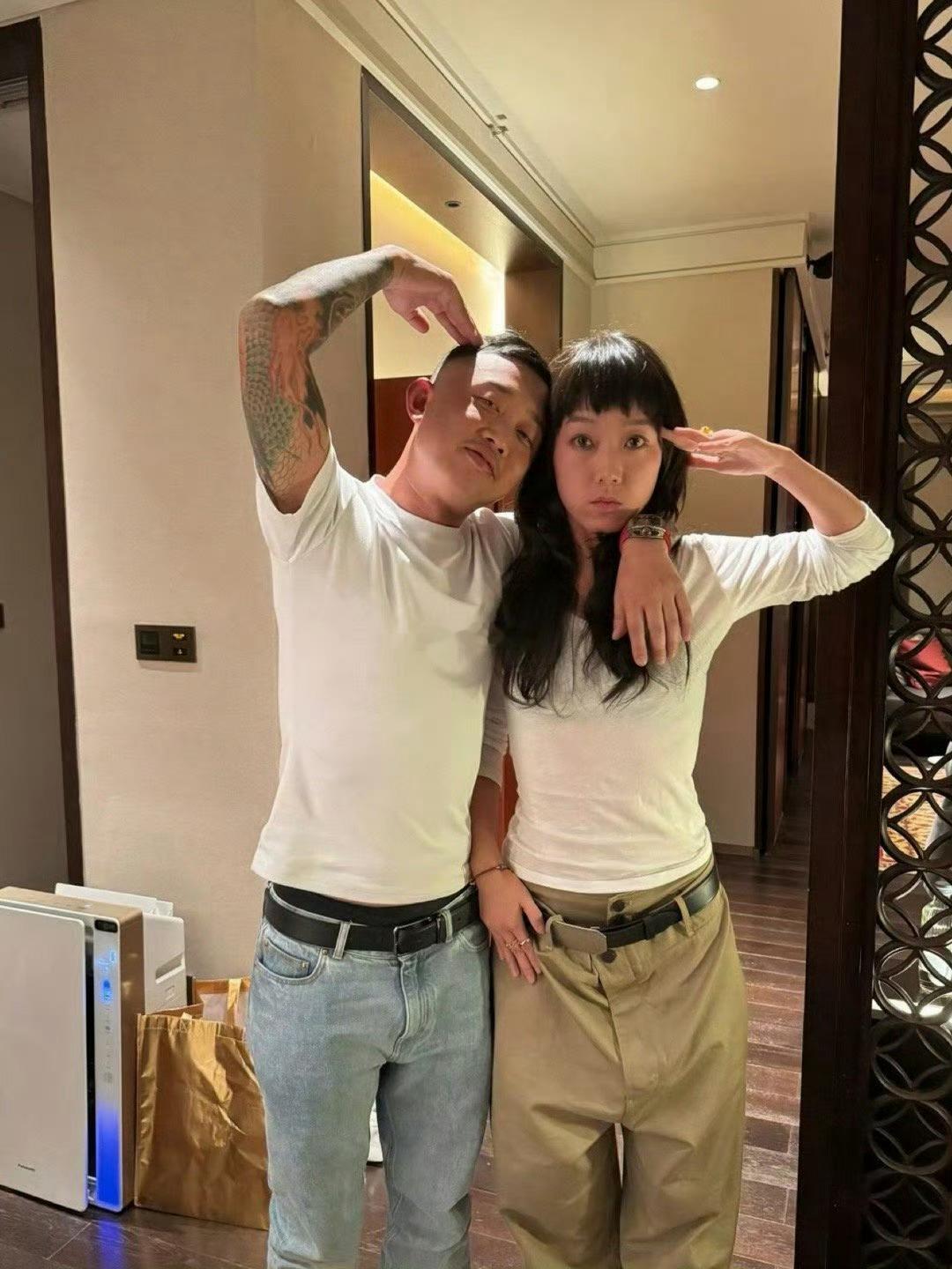 都说了卡码拍大，我都怀疑Gai和他老婆的裤子穿反了。