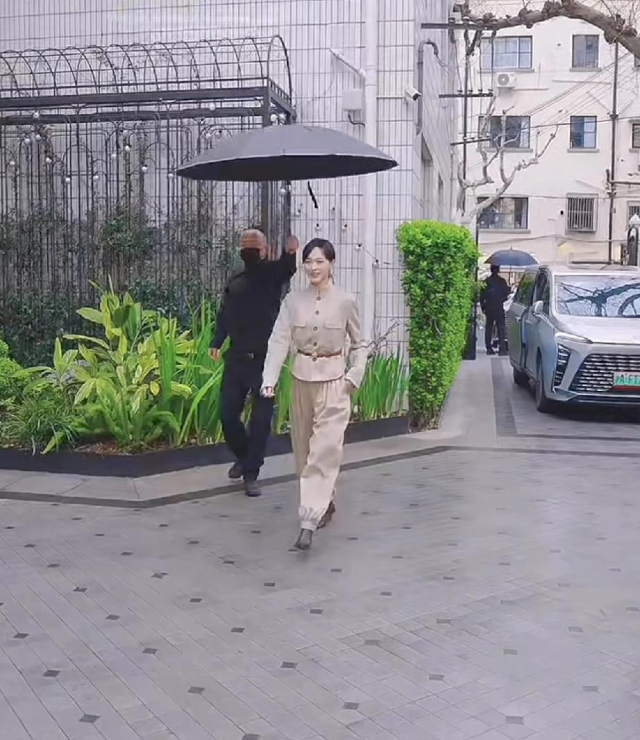 3月31日，唐嫣参加上海时装周活动入场画面曝光，一只手插兜，自己不打伞有保安打伞