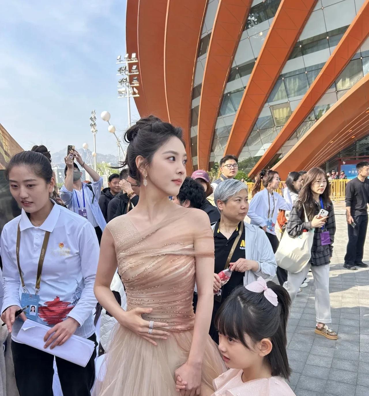 女明星不愧是女明星，现场那么多人，但你只会第一眼看到章若楠，感觉她实在是好美，