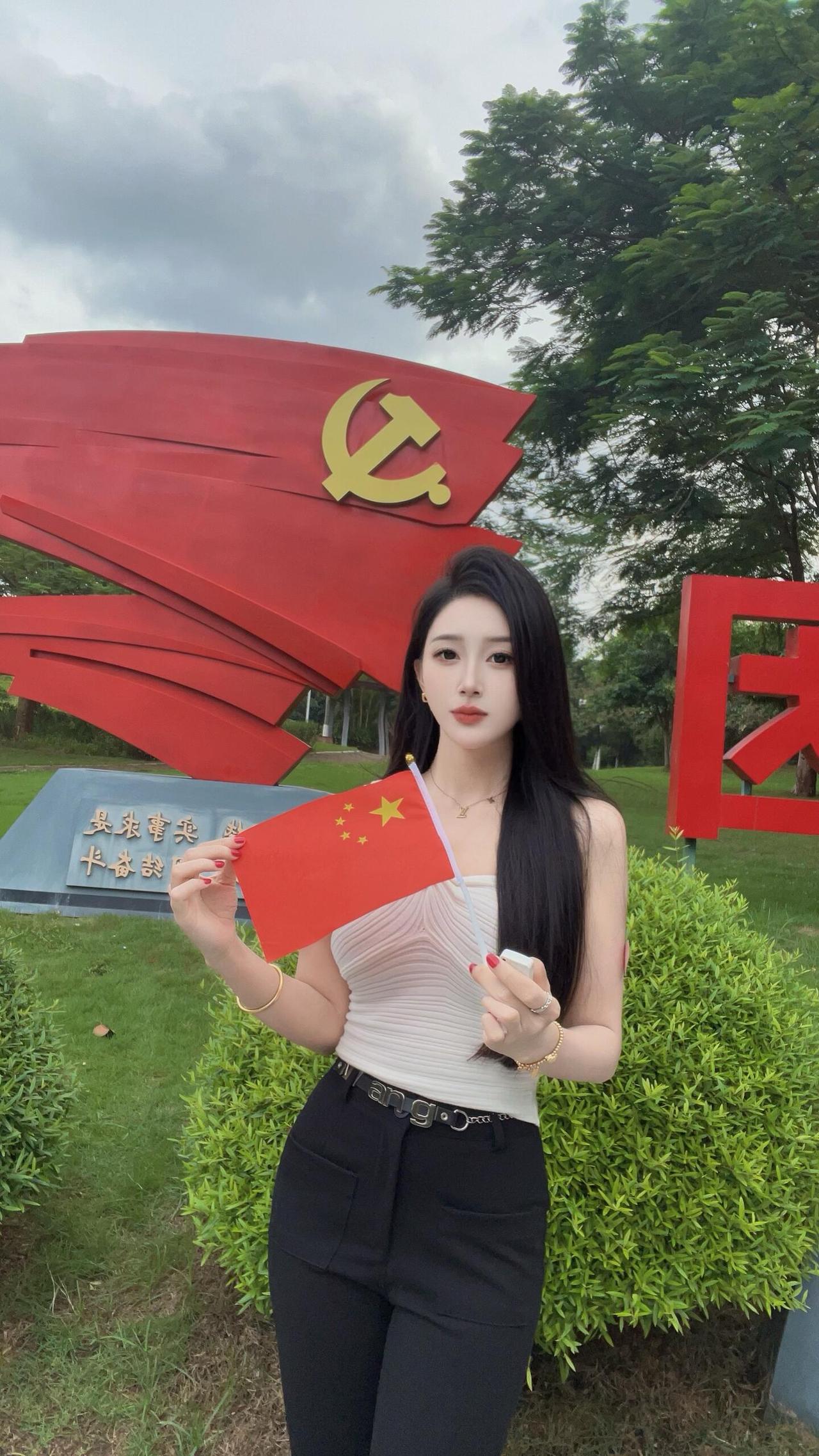 红旗下的风白衫裁了半缕云的轻黑裤坠着街面的风指尖捏着的小红旗晃悠出细