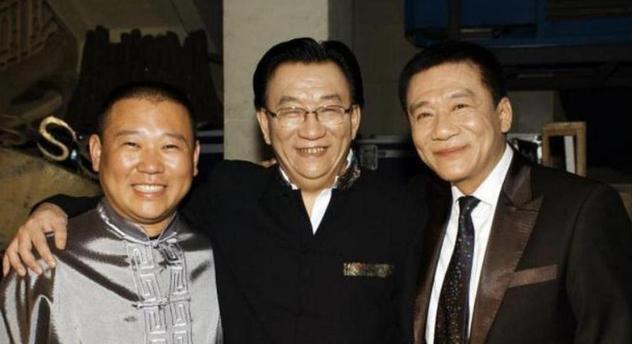 镜头中的相声大师侯耀文西装笔挺，笑容可掬，温文尔雅；左侧的郭德纲方颐大耳，喜容绽