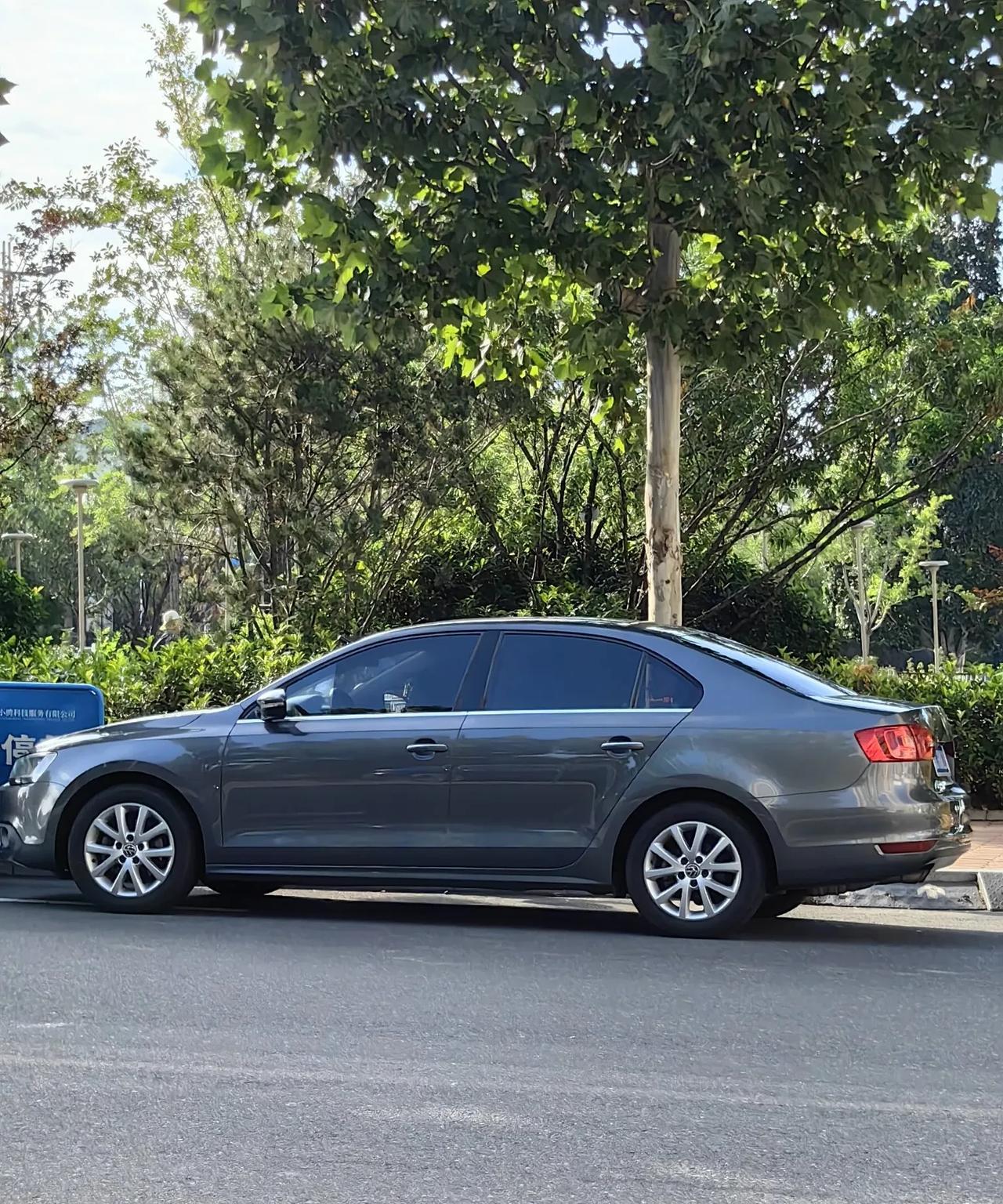 这是我和老伴的爱车，远处一看也铮明瓦亮吧，买了13年了，跑了不到15万公里。我