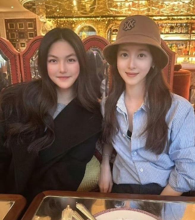 该说不说这俩还挺有相同之处的果然是贵气养人啊！​​​