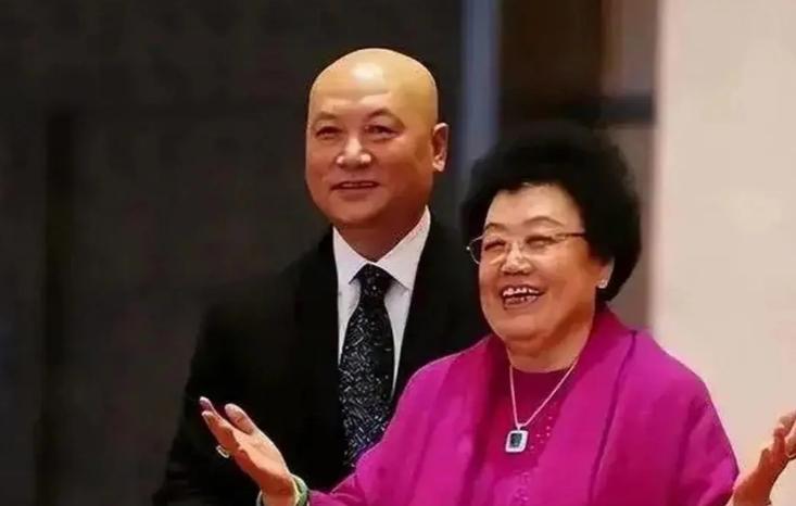 1995年，陈丽华和儿子商量生意的问题，迟重瑞突然插了一句，只见陈丽华瞬间变了脸