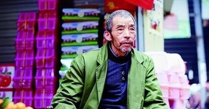 1992年，武汉小摊贩2年捡到2个女婴。菜市场的喧嚣里，突然传来微弱的哭声。