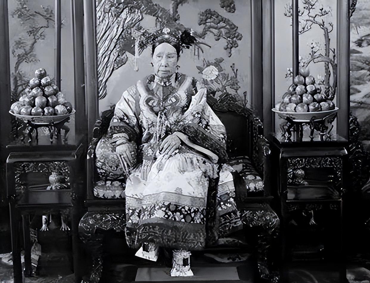 光绪皇帝为何终其一生都没能对慈禧太后下手？溥仪晚年一句&34;他敢杀，但是杀不起&34;道出了怎样的