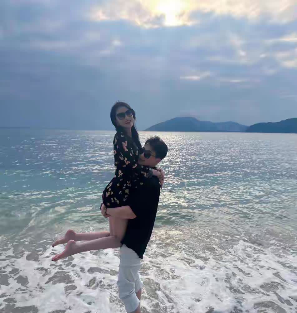 嫁给他，嫁给爱情曾经那个最不被看好的女孩，因为嫁给爱情赢麻了。张馨予发博晒照