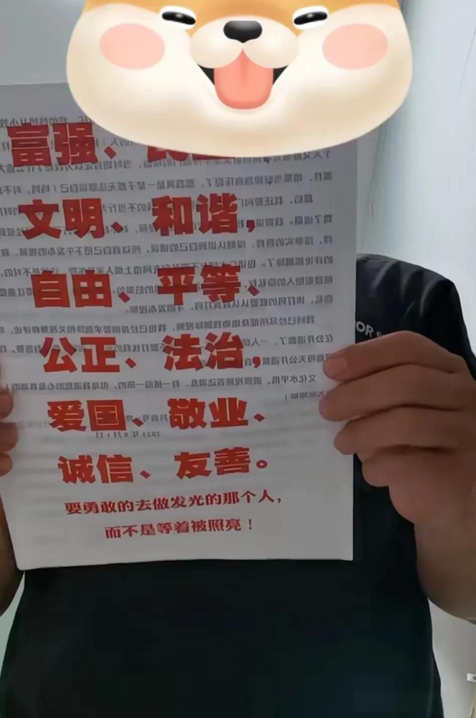 #奔驰司机“亮证”逼对方让路#为“逼”让路“亮证”，这不是特权是什么？网友发