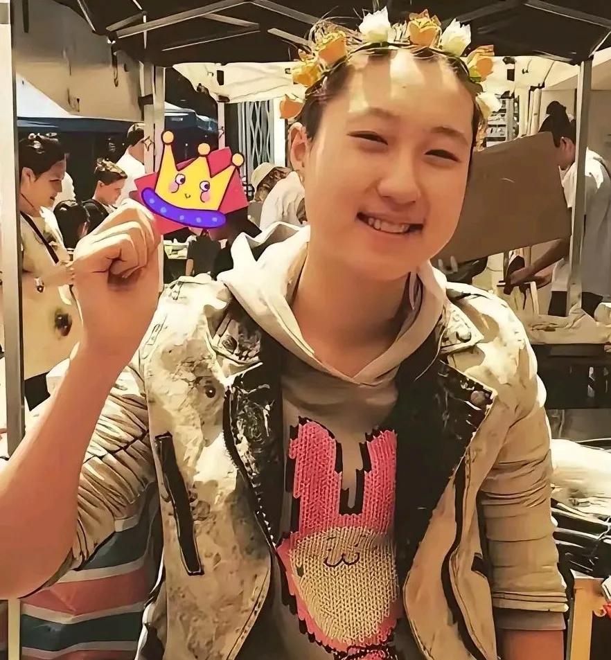 其实我觉得成龙的女儿。吴卓林挺惨的,没有爸爸的任何帮助,反而是给她带来了无尽的烦