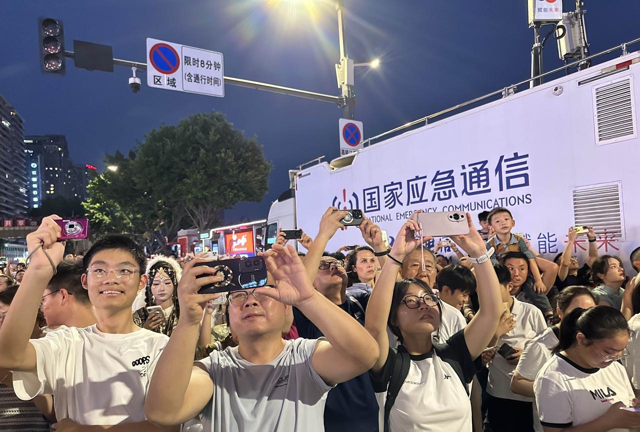 中国科技，世界第一！10月3日晚上7点，重庆洪崖洞亮灯时刻，超过十万人攻打洪崖洞