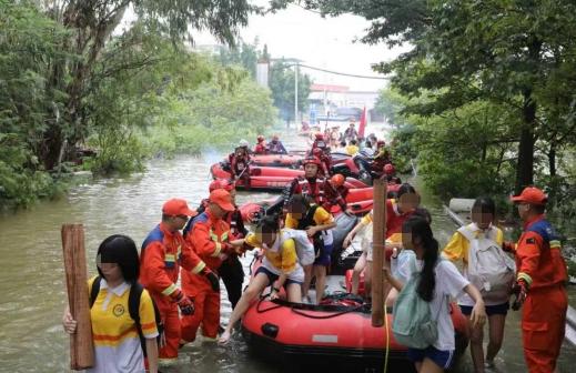 那个火遍全网的“泡饭哥”找到了7月9日，一名消防员坐在雨中吃饭的视频火遍全网