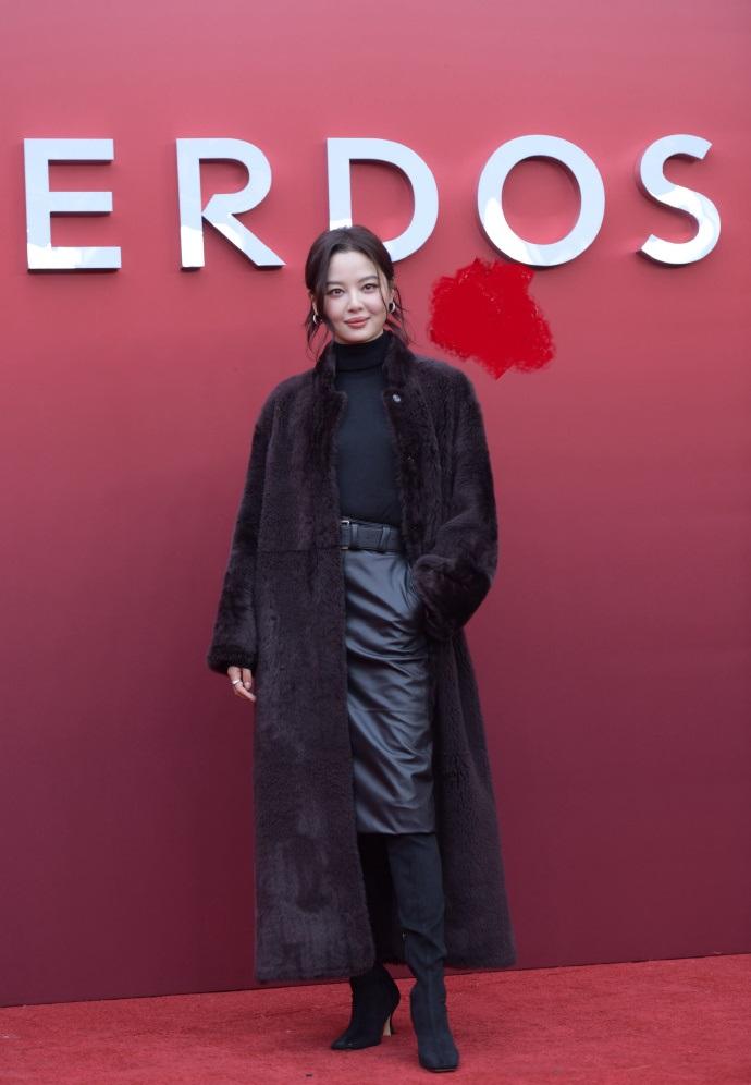 最近辛芷蕾在出席时尚活动的时候搭配的很有魅力，看起来也格外的显年轻。辛芷蕾里